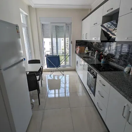 Spacious 3 Bedroom Apartment - Quick Drive To Beach, Airport & Center
